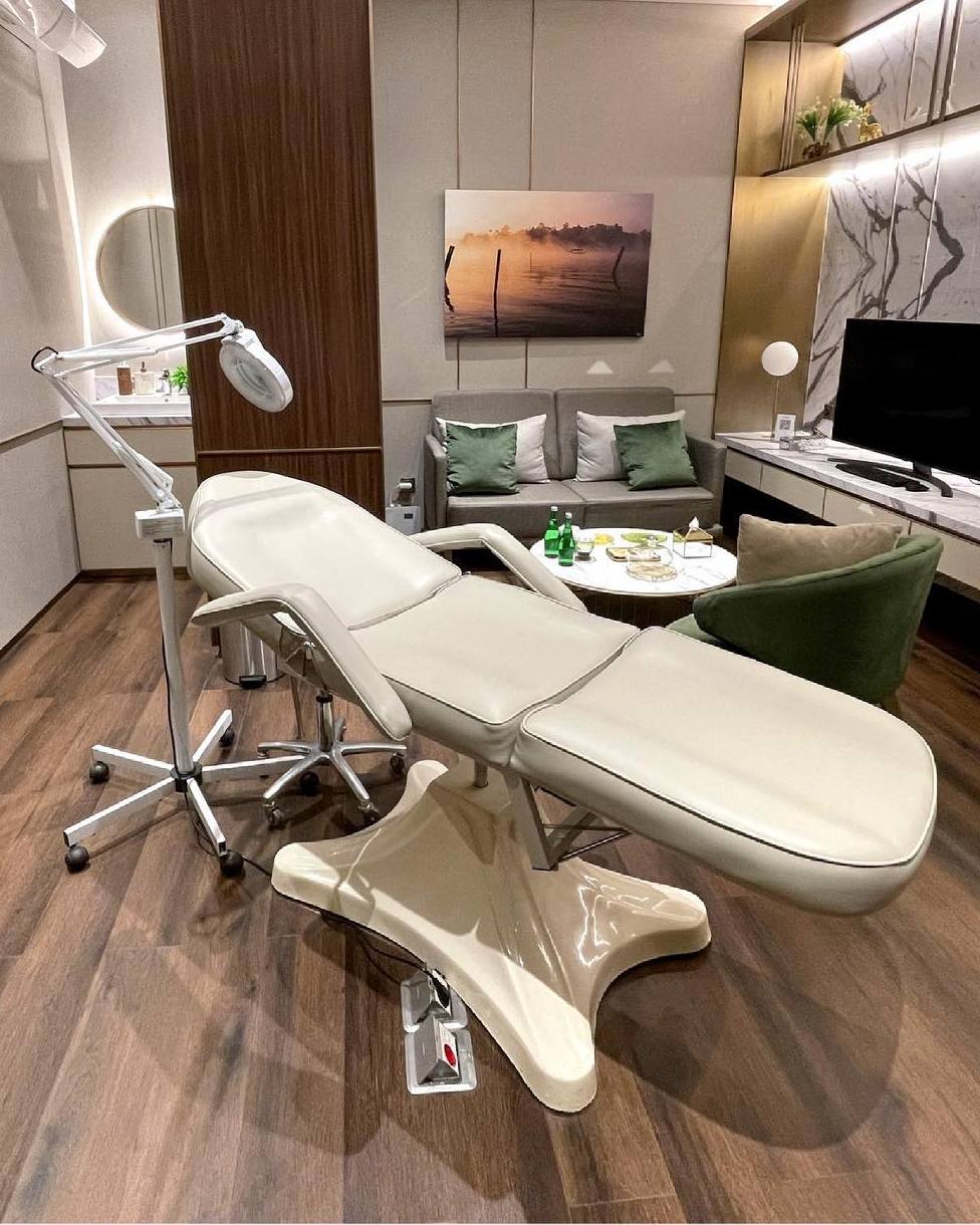 ErhaClinicPondokIndah KebayoranLama Jakarta C2202 CW2554 Jul2021 (4x5)